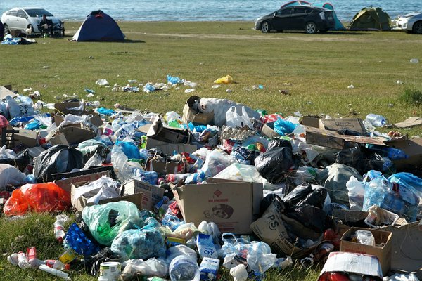 Quelles sont les meilleures stratégies pour gérer les déchets de cuisine en camping sans nuisances?